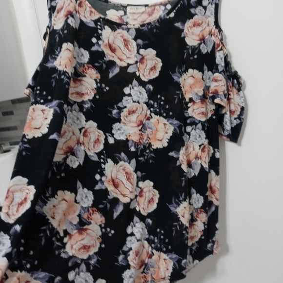 Free Kisses Cold shoulder floral Pullover Blouse - Picture 4 of 8